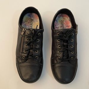 Black Leather Sneakers with zippers Sz 9.5